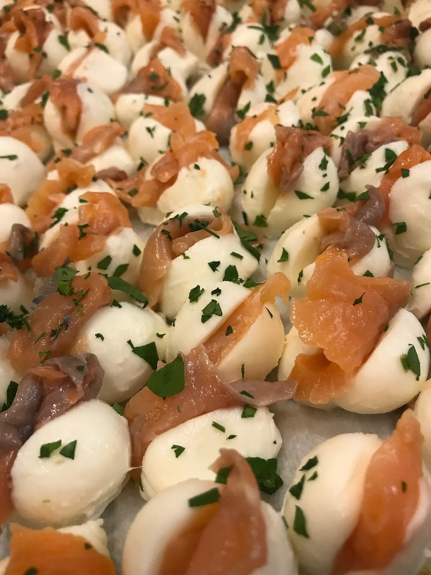 Mozzarelline e salmone per il buffet di un ricevimento