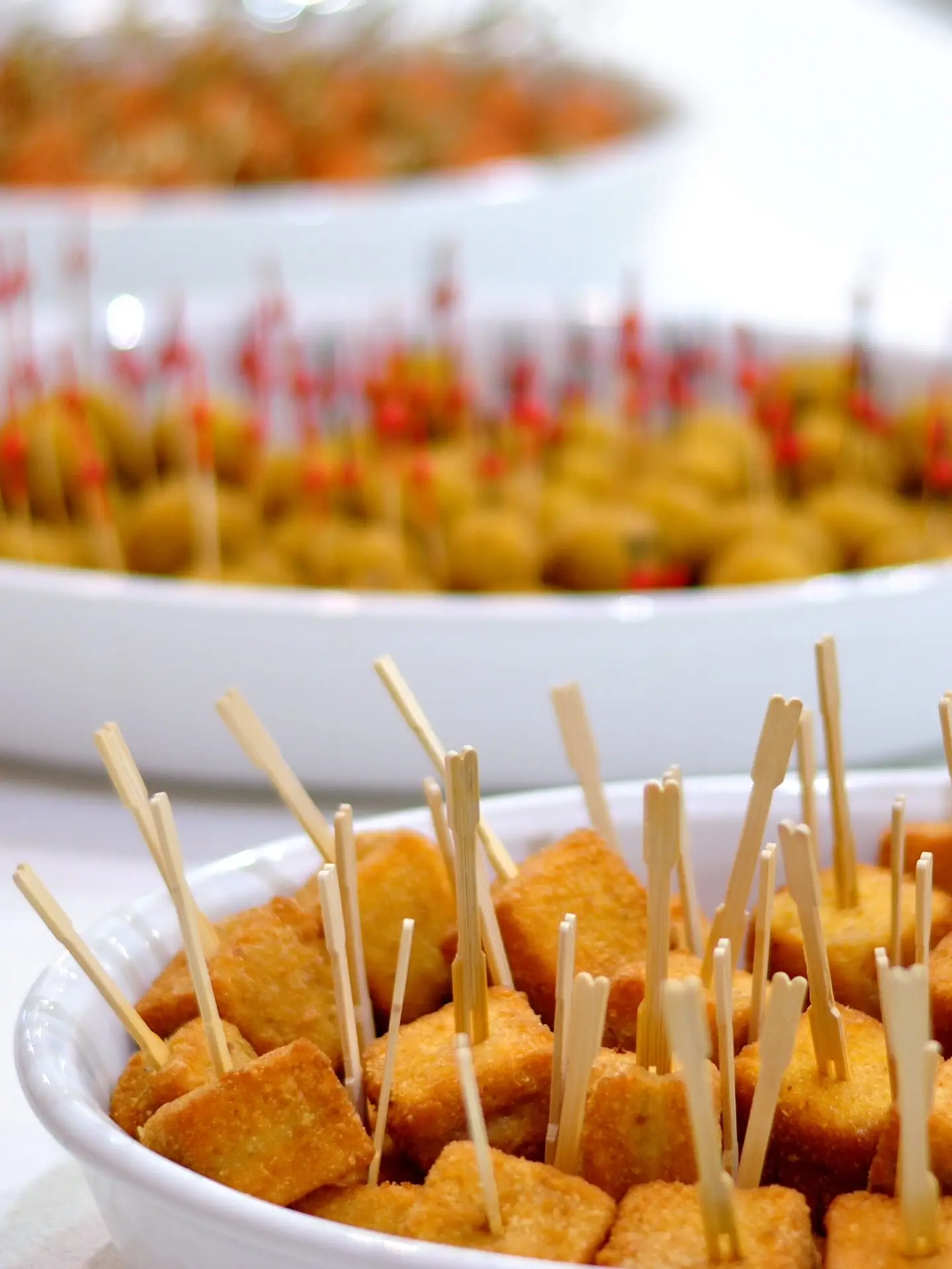 Ciotole di finger food con stuzzicadenti
