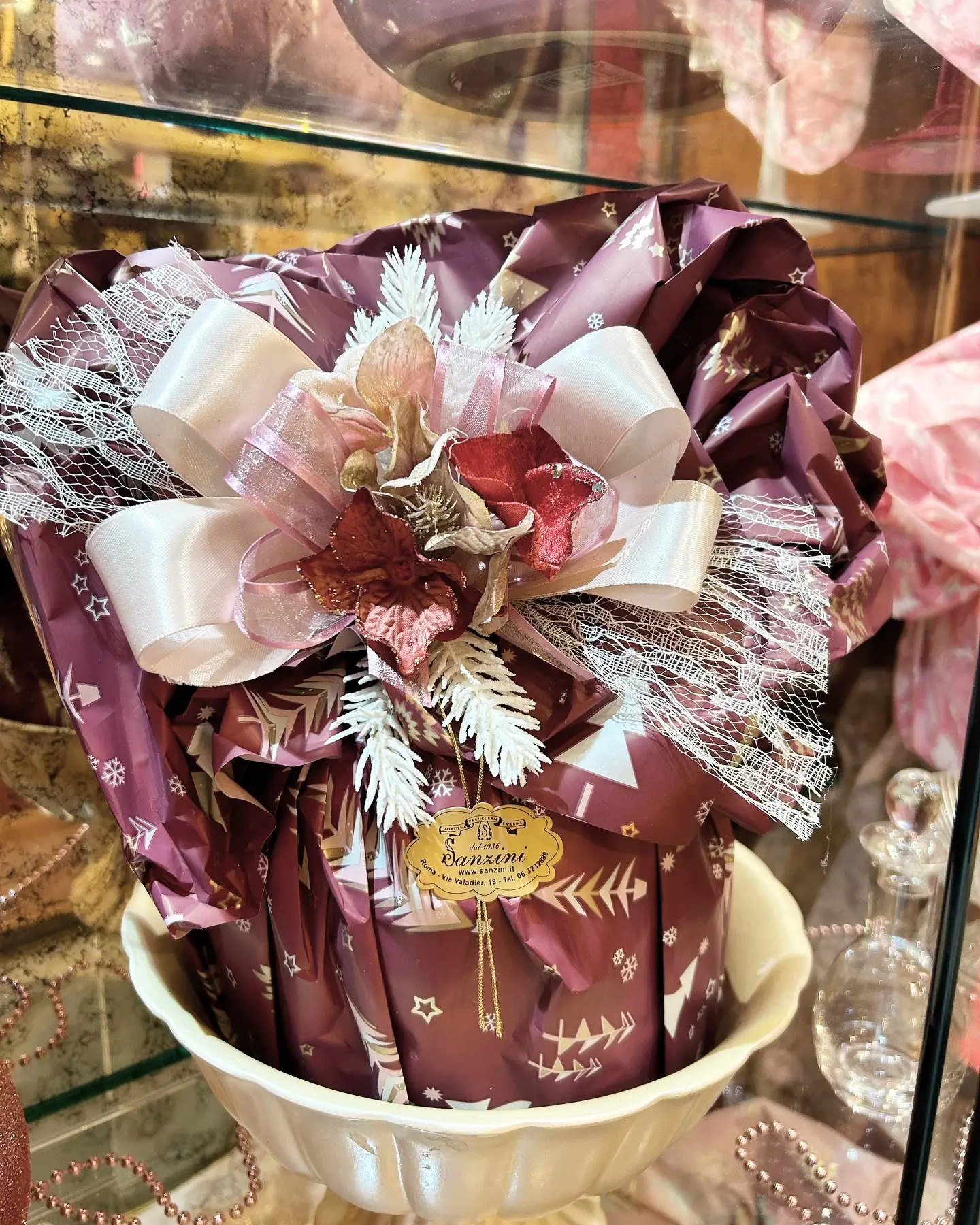 Panettone incartato a mano con fiocco e fiori secchi