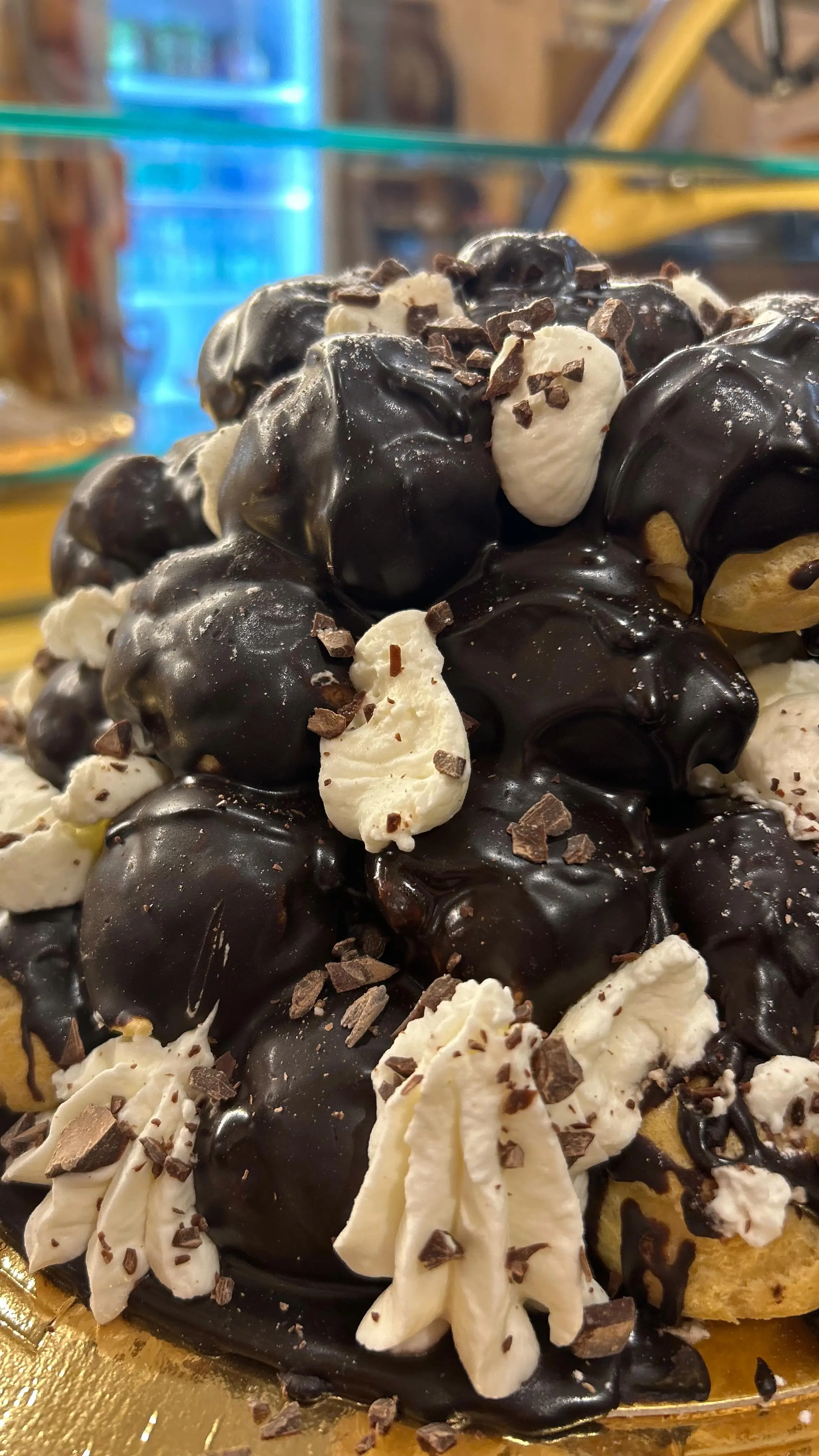 Torre di profiterole al cioccolato fondente e bianco