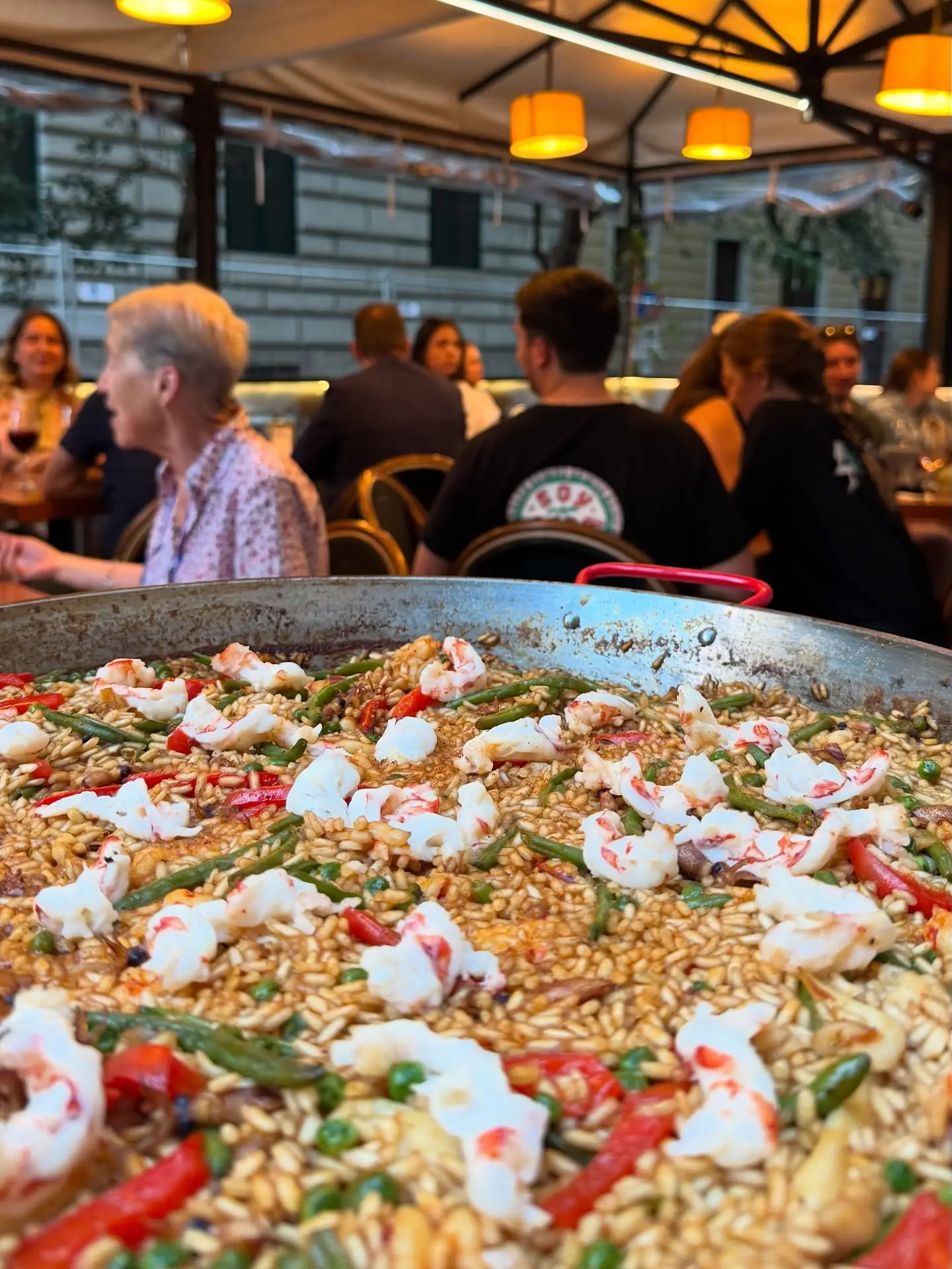 Una sera nel dehors di Sanzini, con la paella servita dalla padella grande