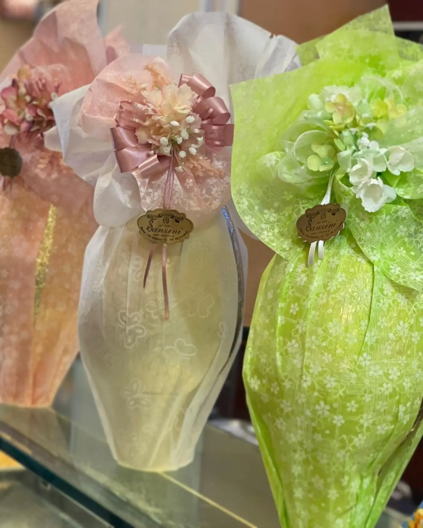 Uova di Pasqua incartate in carta colorata con il bollino Sanzini